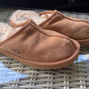 UGG Slippers, Big Boys, Size 5